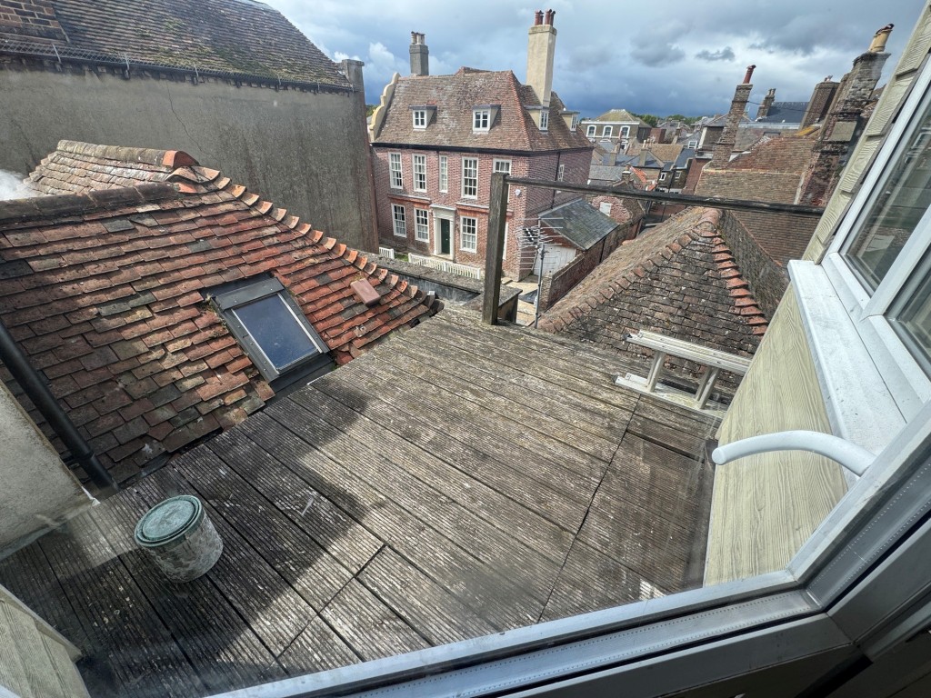 Lot: 85 - TWO FLATS CLOSE TO DEAL SEAFRONT, PIER AND TOWN CENTRE - Second floor flat - decked area